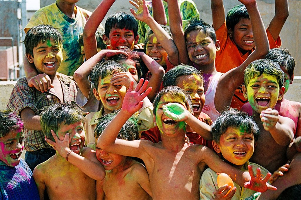 Une dizaine de jeunes garçpons massés devant l'objectif, les visages peinturlurés de jaune ou de vert, bras levés vers le ciel laissent éclater leur joie
