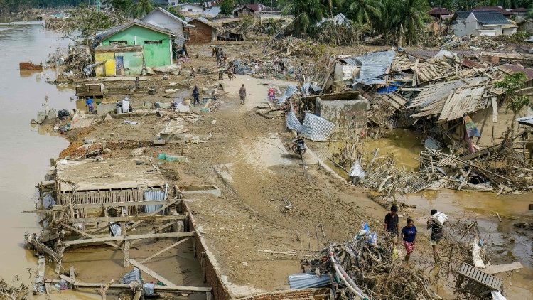 Le cyclone Ditwah (27.11.2025-30.11.2025) a causé des destructions catastrophiques à travers le Sri Lanka, faisant plus de 403 morts, plus de 400 disparus et provoquant des déplacements massifs de population.