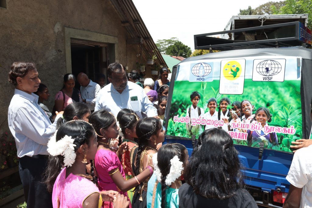des enfants et un adultes rassemblés à l'arrière du tuk tuk.