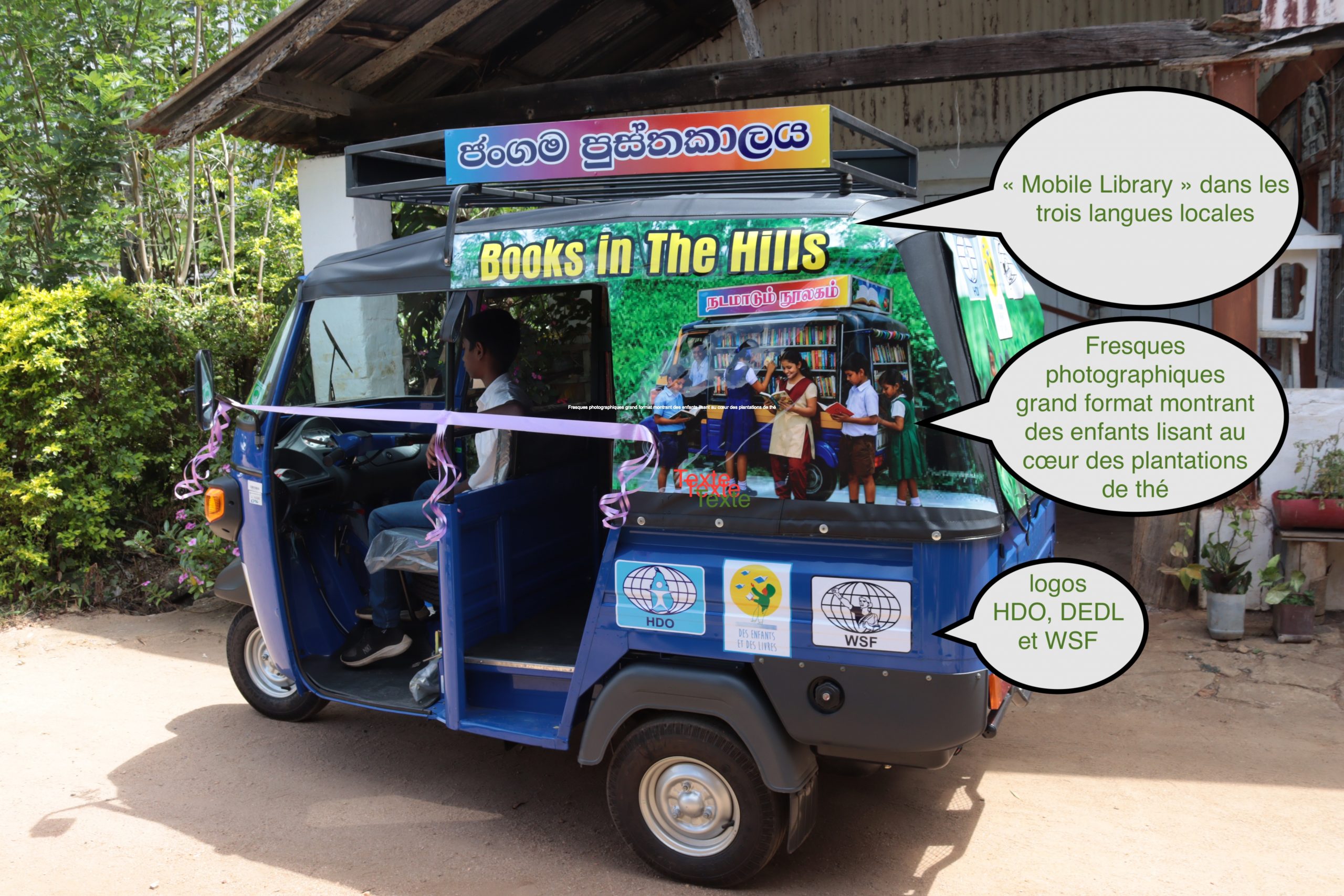 un tuk tuk bleu décoré de visuel montrant des enfants en train de lire.